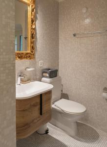 布里萨戈Palazzo Branca - Unique experience的一间带卫生间、水槽和镜子的浴室