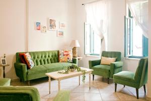 干尼亚Lilian's House的客厅配有绿色沙发和两把椅子