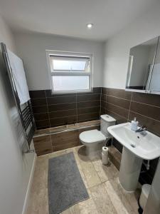 伦敦Stunning House 15 min from Wembley arena的一间带卫生间和水槽的浴室