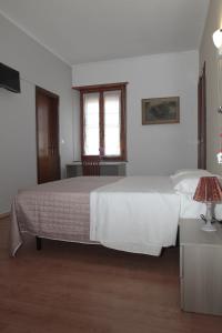 卡塞勒托瑞尼斯La Porta del Sole的卧室设有一张白色大床和一扇窗户。