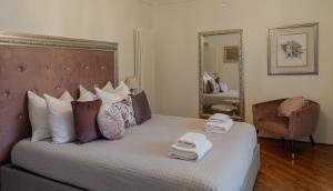 布里萨戈Palazzo Branca - Unique experience的一间卧室配有一张大床和毛巾