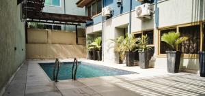 塔科拉迪Sosa Guest House的一座建筑物中央的游泳池