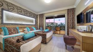 科纳克勒Saphir Hotel & Villas的客厅配有沙发和电视。