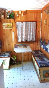 厄罗德尤维塞Chata nad přehradou的小房间设有两张床和窗户
