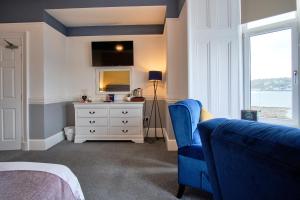 奥本马凯斯旅馆的一间卧室配有一张床、一个梳妆台和一扇窗户。