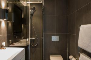 海牙肯尼迪B-公寓式酒店的带淋浴、卫生间和盥洗盆的浴室
