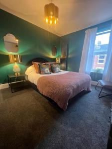 Canalside Terrace-Boutique Stay Worcester City客房内的一张或多张床位