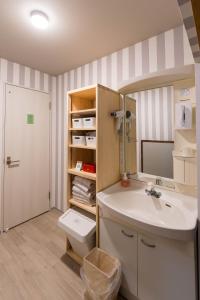 Zentsuji深山邸miyama-tei的一间带水槽、卫生间和镜子的浴室