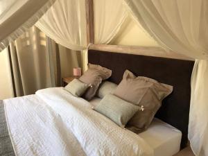 圣保罗Appartement Artistique de Boucan Canot的卧室配有带枕头的白色床