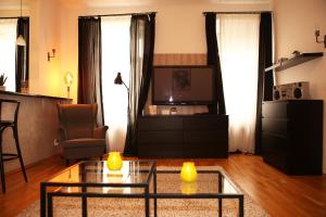 布拉迪斯拉发Cozy Apartment in the Middle of Bratislava的客厅配有咖啡桌和电视