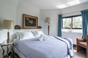 伊维特河畔吉夫Utopia home的一间卧室配有一张床,上面有两条毛巾
