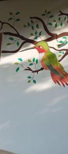 GuachacaSierra Kay Hostel的树枝上挂着鸟儿的画