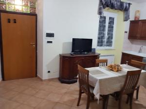 马里诺Vecchia Dimora的厨房配有桌椅和电视。