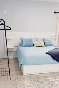 奥利安Cozy Country Get Away Studio at Firefly Acres的一间卧室配有一张带蓝色枕头的床