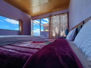 MerukNative Retreat Cottage , Pangong ladakh UT的一间卧室设有一张大床和大窗户