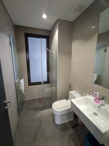 吉隆坡8 Kia Peng Suites KLCC by Luna的浴室配有卫生间、盥洗盆和淋浴。
