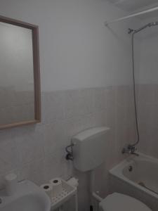 里斯本Chiado / Carmo Small Artist Lodge的浴室配有卫生间、盥洗盆和浴缸。