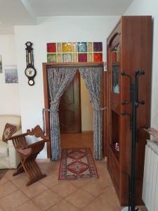 马里诺Vecchia Dimora的客厅设有门和椅子