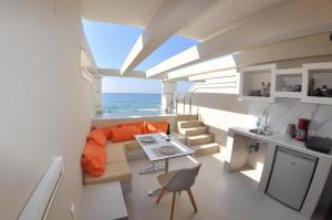阿齐欧斯·贡多斯Agios Gordios Beach Resort的客厅配有沙发和桌子,享有海景。
