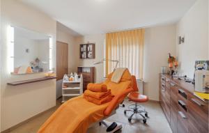 WaldschlösschenStunning Home In Oberharz With Wifi的一间医院房间,配有一张带橙色毯子的床