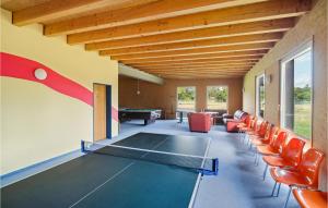 WaldschlösschenStunning Home In Oberharz With Wifi的配有乒乓球桌和椅子的房间