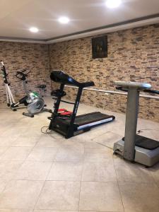 索瓦马مشروع ميريت البحر الميت السكني العائلي的健身房设有跑步机和两辆健身自行车