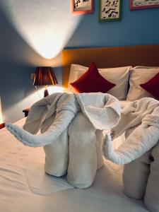 高兰Lanta Grand House的床上用毛巾制成的大象
