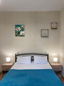 利沃夫Власне Паркомісце! Апартаменти у новобудові, Городоцька street的一间卧室配有蓝色的床和2个床头柜