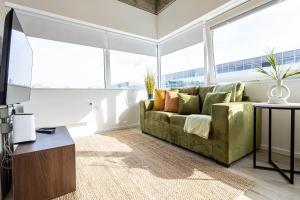 Stunning City View Apartments in Milton Keynes Central Location Free Parking的休息区