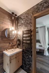 莫雷泰Ranča的一间带水槽和镜子的浴室以及一张床