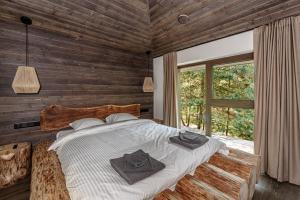 莫雷泰Ranča的一间卧室设有一张床和一个大窗户