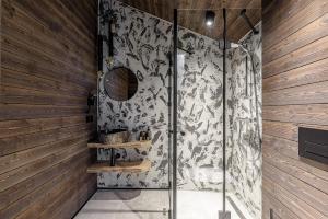 莫雷泰Ranča的带淋浴的浴室,配有黑白墙纸