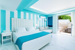 阿齐欧斯·贡多斯Agios Gordios Beach Resort的卧室设有蓝白色条纹墙