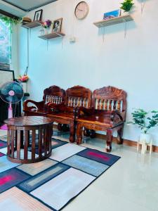 高兰Lanta Grand House的客厅配有两把椅子和一张桌子