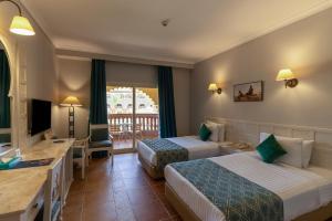 赫尔格达Sunrise Mamlouk Palace Resort的酒店客房设有两张床和一个阳台。