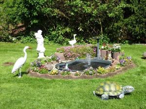 GrasellenbachHaus Zaunwiese的鸟和乌龟在带喷泉的花园中
