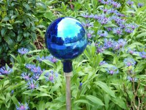 GrasellenbachHaus Zaunwiese的坐在花田里的蓝色玻璃球