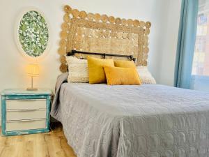 萨莫拉In Love Zamora 3 habitaciones的一间卧室配有一张带黄色枕头的大床