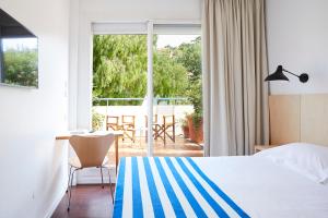 勒拉旺杜加州酒店的酒店客房设有一张床,享有庭院的景色