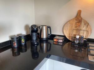 Ambt DeldenVakantiehuisje de Wender的一个带咖啡杯和木勺的台面