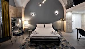 巴列塔San Giacomo Loft Apartment的卧室配有一张床和一张桌子及椅子