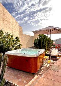 Tamaimo里贾纳特内里费住宿加早餐旅馆的露台上的热水浴池配有遮阳伞