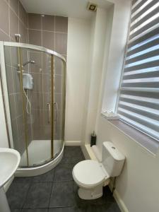 莱斯特Midland apartments- Open plan的带淋浴、卫生间和盥洗盆的浴室
