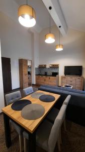 卡尔帕奇Skalnica的客厅配有桌子和沙发