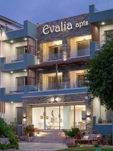 赫索尼索斯Evalia Apartments的带有卡瓦利应用程序读号的建筑