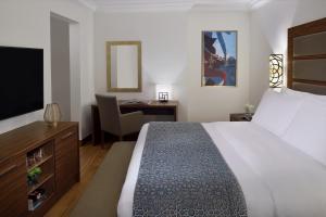 阿可贺巴Marriott Executive Apartments Al Khobar的酒店客房设有一张大床和一张书桌。