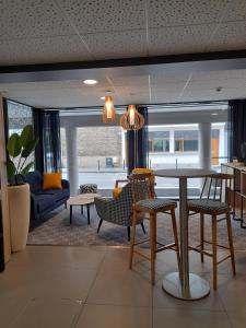 雷恩雷恩奥德利斯市洛尔吉瑞公寓式酒店的客厅配有桌椅和沙发