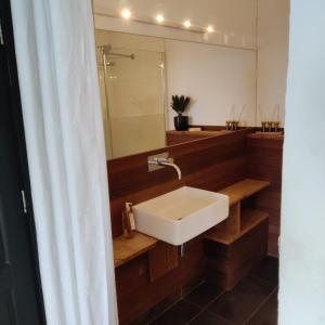 Ballyvoyle Cross RoadsCedarblue的浴室设有白色水槽和镜子