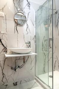 巴黎Nets Inn Apartments - Buttes Chaumont D的带淋浴和盥洗盆的浴室