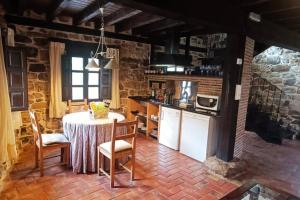 比努埃萨Casa Rural con encanto en plena Reserva de Urbión.的一间厨房,里面配有桌椅